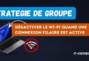 Infographic: 'Stratégie de groupe' with an orange banner stating 'Désactiver le Wi‑Fi quand une connexion filaire est active' beside a laptop and a crossed Wi‑Fi symbol; IT‑Connect logo.