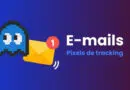 Pixel art Ghost with a notification badge and a yellow envelope, next to the text 'E-mails' and 'Pixels de tracking' on a blue‑purple gradient background.