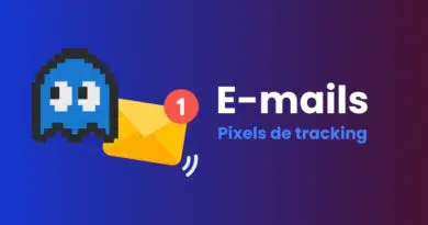 Pixel art Ghost with a notification badge and a yellow envelope, next to the text 'E-mails' and 'Pixels de tracking' on a blue‑purple gradient background.