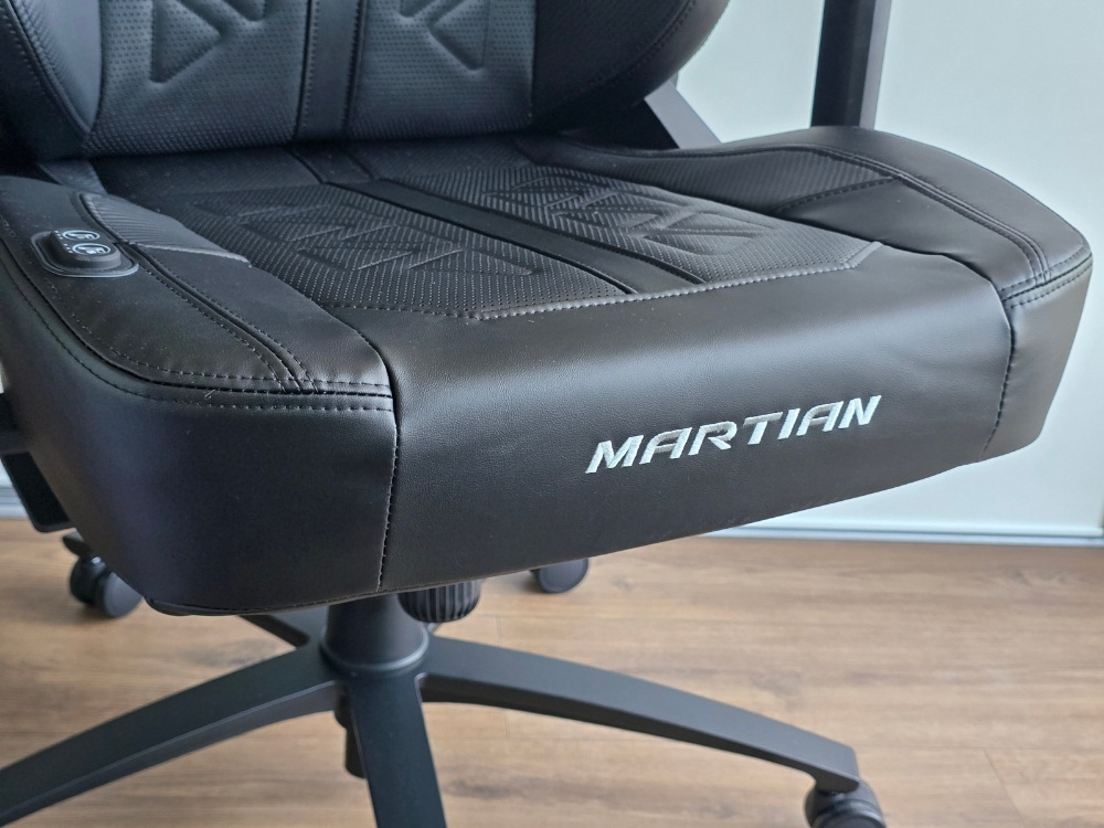 Fauteuil gaming DXRacer Martian noir vu de face avec le logo Martian sur l'assise