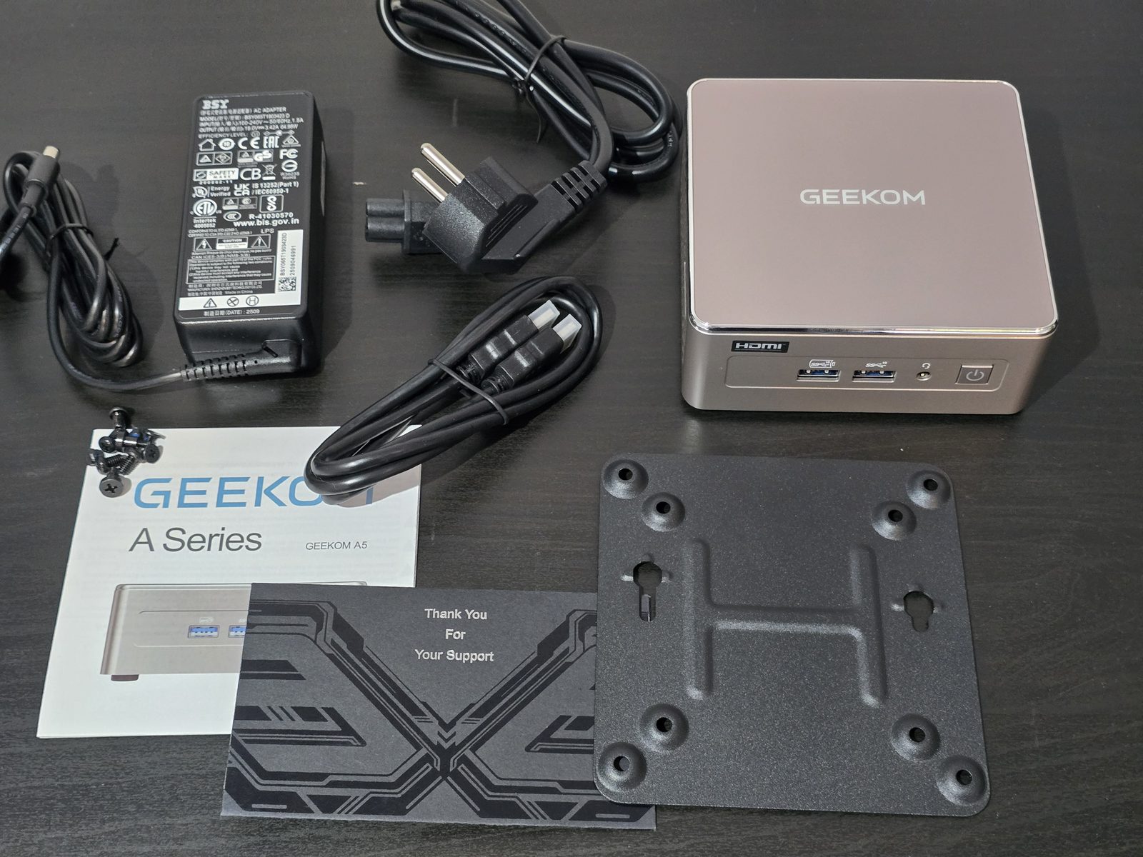 Contenu de la boîte du Geekom A5 2027 Edition avec alimentation, câble HDMI et plaque VESA