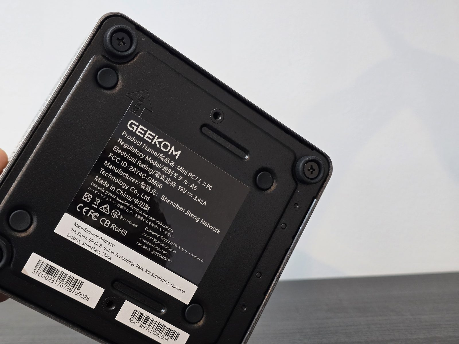 Dessous du Geekom A5 2027 Edition avec les quatre vis de fixation