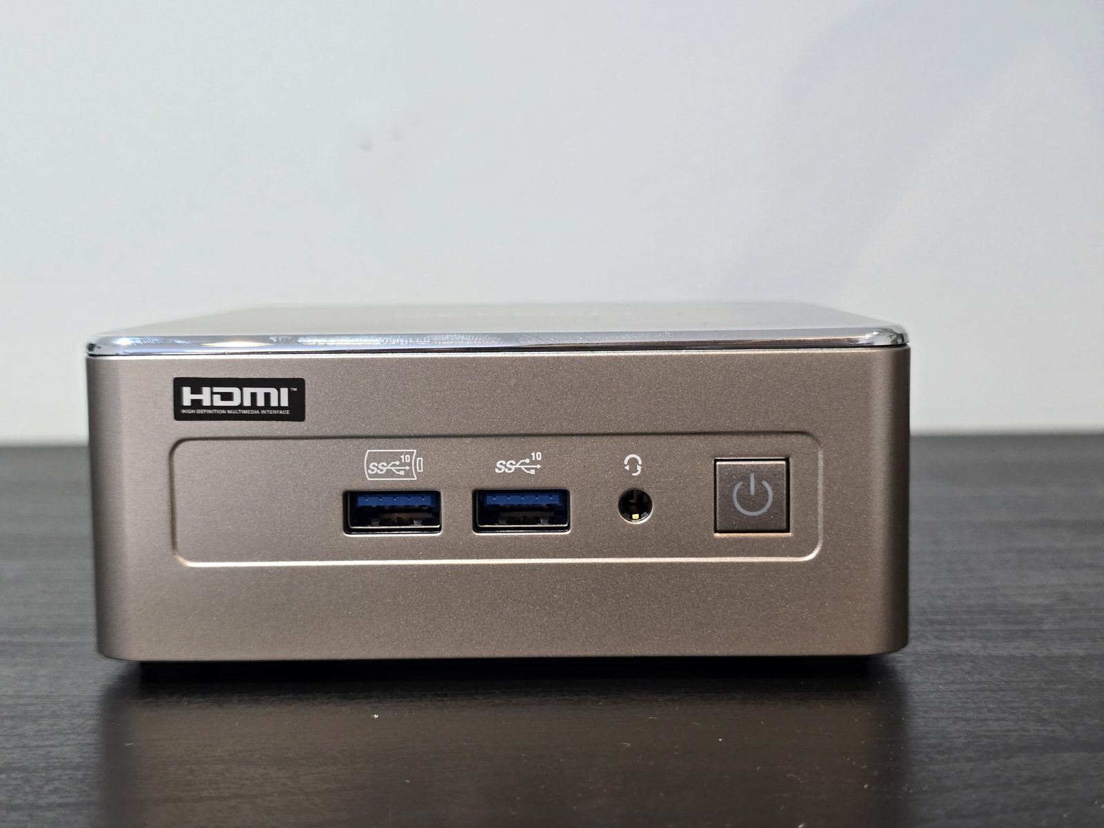 Façade du Geekom A5 2027 Edition avec deux ports USB-A 10 Gb/s et prise jack