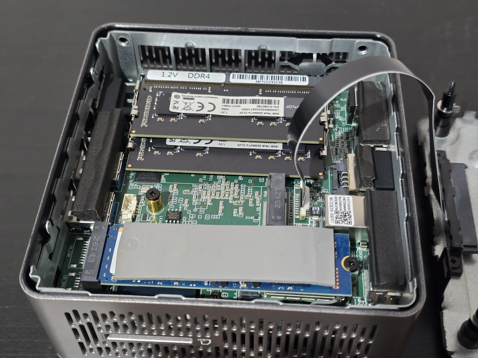 Intérieur du Geekom A5 2027 Edition avec deux barrettes de RAM DDR4 Lexar et le SSD NVMe