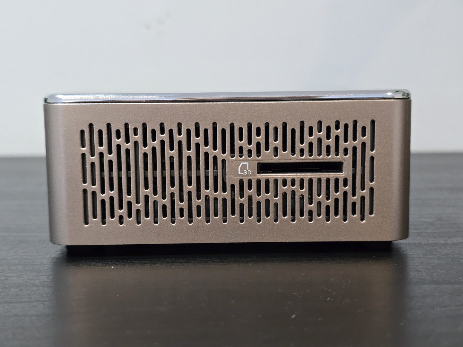 Lecteur de cartes SD sur le côté du Geekom A5 2027 Edition