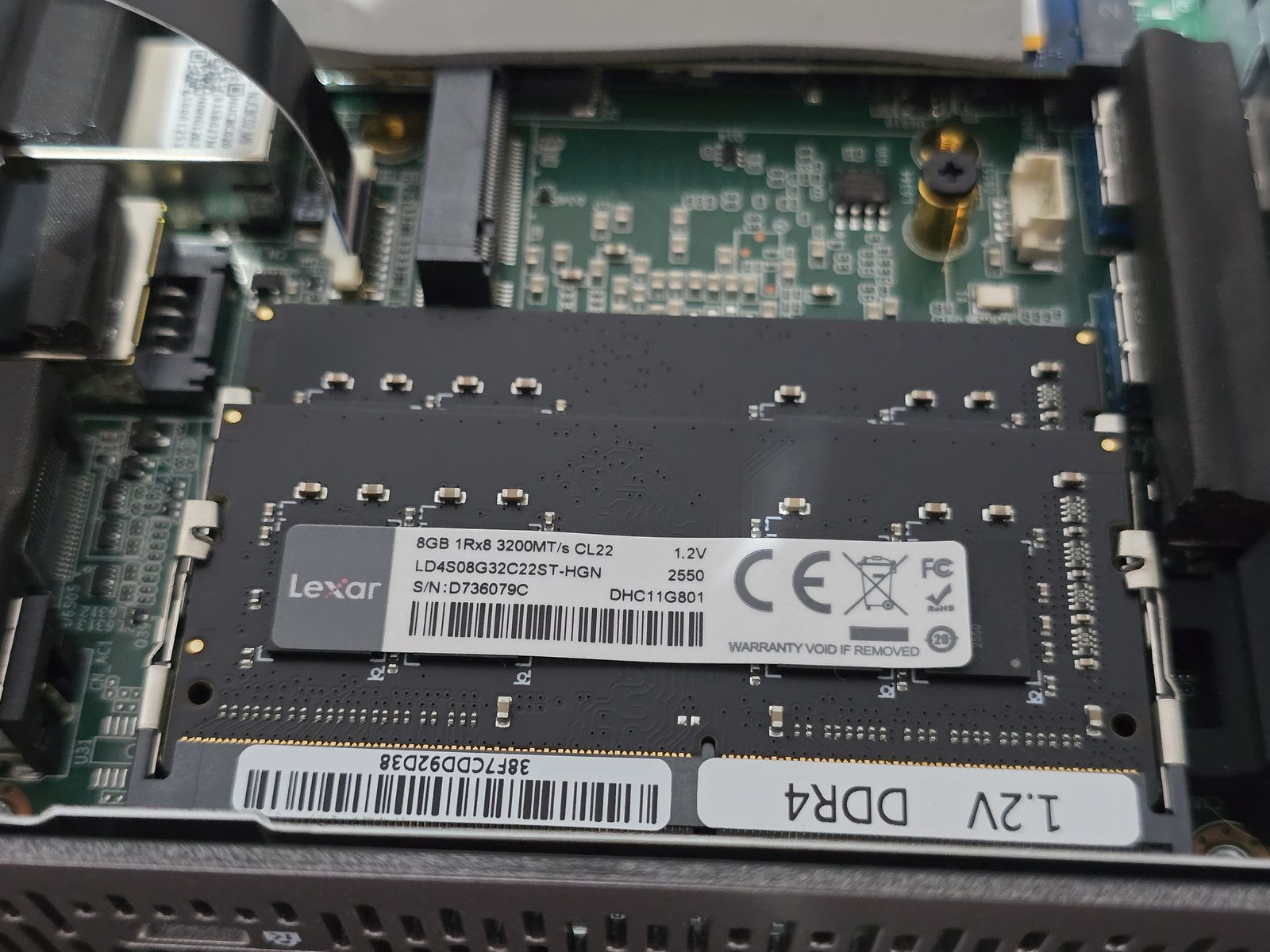 Barrettes de mémoire Lexar DDR4-3200 de 8 Go installées dans le Geekom A5 2027 Edition